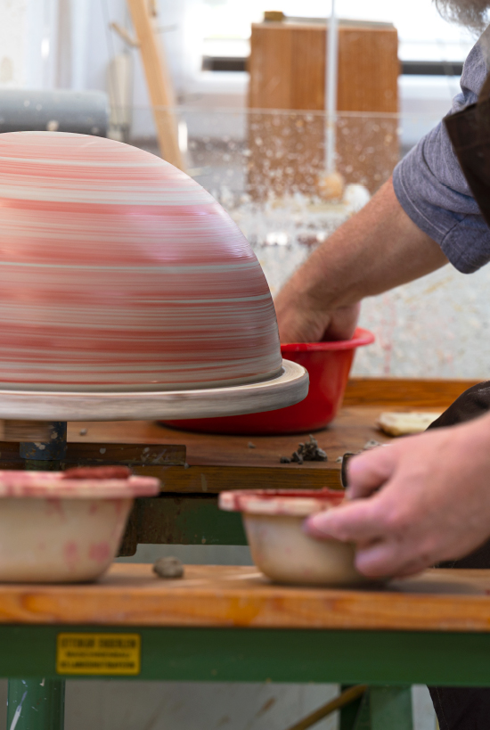 Rudi Hammer während der Arbeit zum bemalen