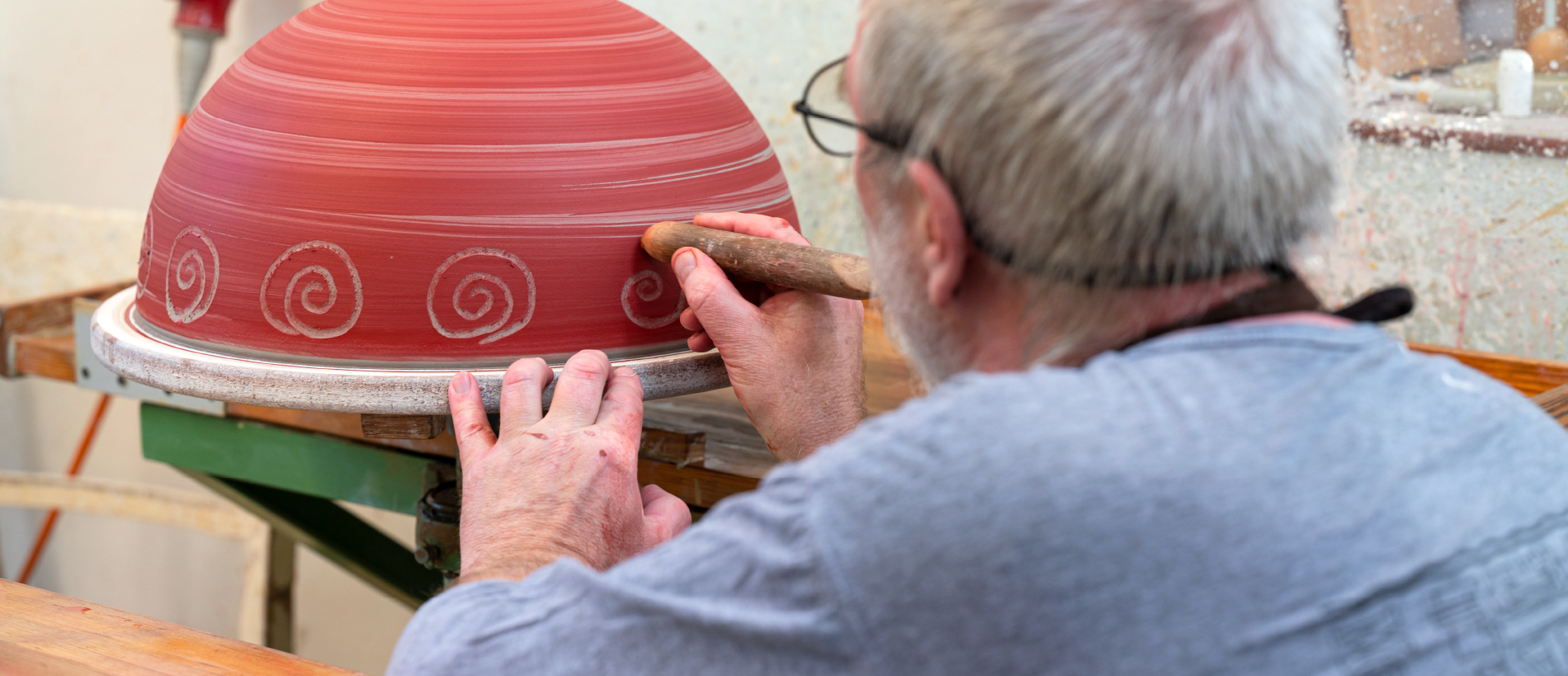 Rudi Hammer während der Arbeit beim zeichnen der Feuerschale